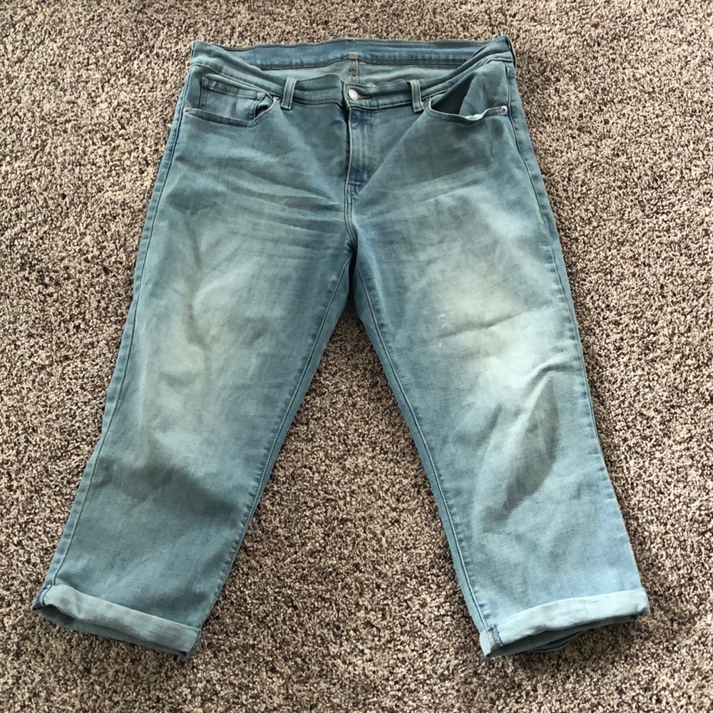Women’s jean capris.